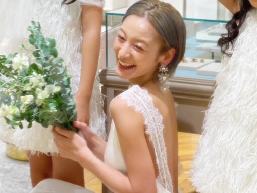 西山茉希、美背中あらわな大胆ウエディングドレス姿＆娘？ の顔出しショット！ 「めっちゃ綺麗」「美しいなぁ」