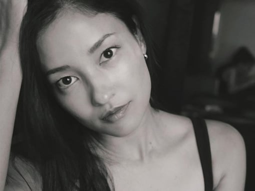 黒木メイサ、離婚報告後初投稿で谷間ちらり色っぽショット披露！「そうよ、私は辰年のオンナ」