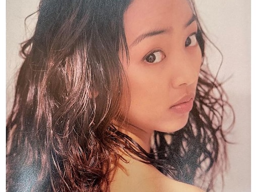 神田うの、30年前のモデル写真を公開し、篠山紀信を追悼。「18歳の時に出逢いました」と明かす