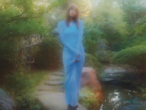 「色気がヤバい」川口春奈、ボディライン際立つぴっちりワンピ姿を披露！ 「綺麗すぎて辛い」