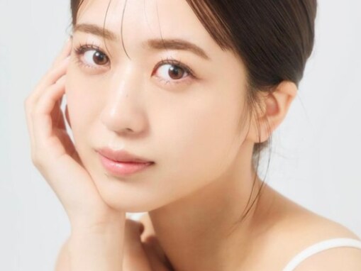 篠崎彩奈、美肌あらわなモデルショット披露！ 「お化粧品のCMでしょうか?」「めちゃくちゃキレイ」