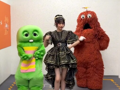 「悶絶」鈴木愛理、美脚あらわなドレスでガチャピン＆ムックとダンス！「かわいすぎて倒れそう」「脚ほそ！」