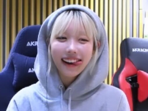 「美少女すぎ」あの、舌出しパーカー姿にファン歓喜！ 「まじ天使」「ずっと舌でててかわいい」