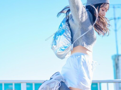 鈴木愛理、美脚あらわ＆おなかちらりなハーフパンツ姿！ 「透明感すご」「ビジュアルが強すぎ」