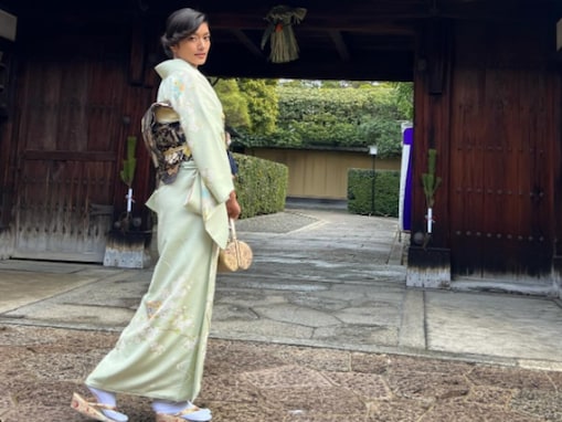 「日本に居たのかぁ」ローラ、京都で茶道の行事に参加！ 着物姿披露に「凛として美しい」の声