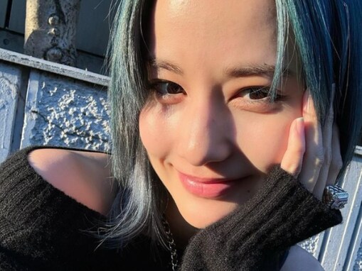 橋本愛、青髪の28歳バースデーショット公開！ 「可愛すぎませんか？美の暴力すぎ」「今日はギャルですね」