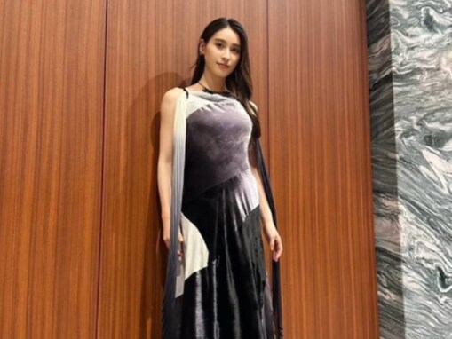 「圧倒的な美」土屋太鳳、バストライン際立つドレス姿を披露！ 「色っぽいですね」「スタイル最高すぎる」