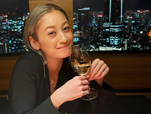 「東京カレンダー目指して練習」西山茉希、背中ちらりな“飲酒”ショットに反響！ 「イケメンすぎ」