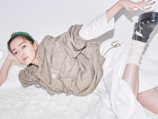 佐藤栞里、美脚ちらりなモデルショットに「どの瞬間も絵になりますね」「こりゃカッコいい」と反響！