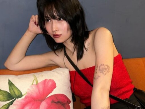 TWICE・モモ、タトゥー？ 太もも＆背中あらわに！ 「どの角度から撮っても可愛い」「本物ですか？」