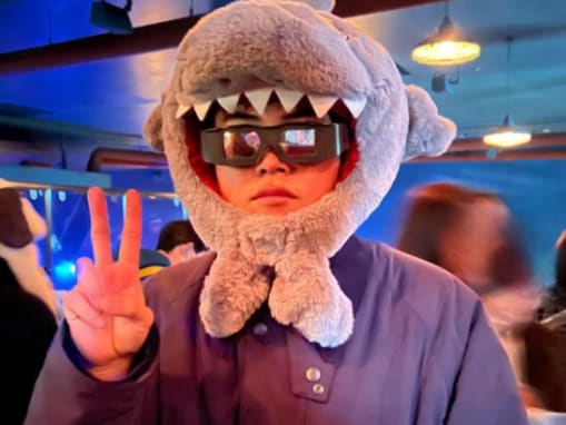 菅田将暉の弟・菅生新樹、ユニバ満喫ショットに反響！ 「がち誰かと思った」「シュールな写真wwwww」