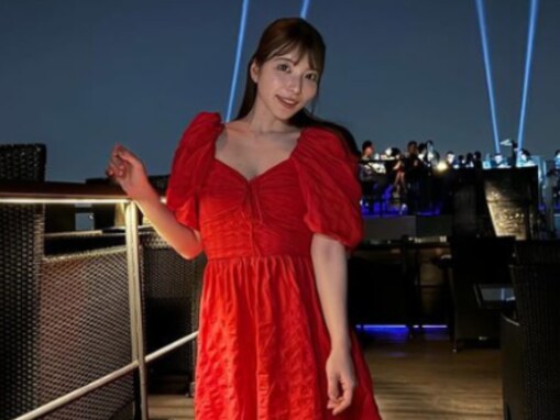 「肩幅広く見える」上原亜衣、胸元ざっくり赤ドレスから谷間ちらり＆美脚あらわに！ 「めちゃくちゃ可愛い」