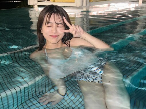 「スタイル良い」篠崎彩奈、太ももあらわな水着姿を披露！ 沖縄旅行のプールショットに「可愛い過ぎ」の声