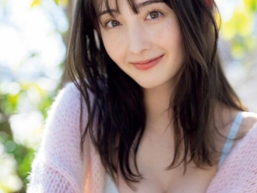 現役女子大生・菜那セシル、初の水着グラビア公開！ 谷間あらわなブラジャー姿に「でか」驚きの声