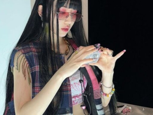 「神ビジュ」宮脇咲良、超個性派へそ出しコーデでファン大興奮！ 「やば」「アニメキャラみたい」