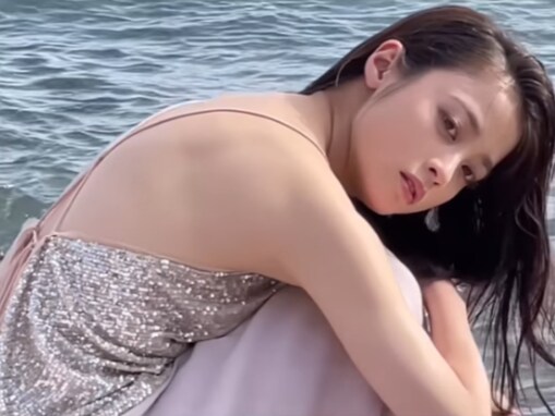 橋本環奈、美背中あらわな激レアショット！ 「さすがに美しすぎませんか…」「可愛さと色気が共存してる」