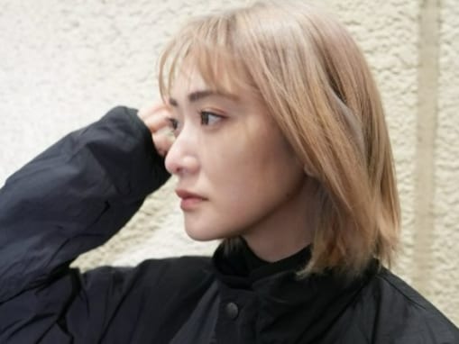 「え、幻？」生駒里奈、ハイトーンカラー＆ばっさりカットの新ヘアにファンもん絶！ 「刺激が強すぎ」