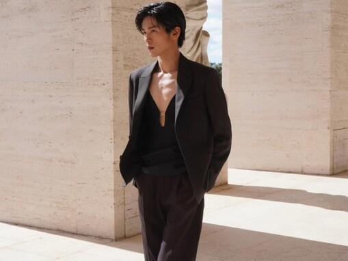 目黒蓮、胸元開いた色気あふれるスーツ姿！ FENDIアンバサダー就任で「日本人初なんて凄すぎます」など祝福の声殺到