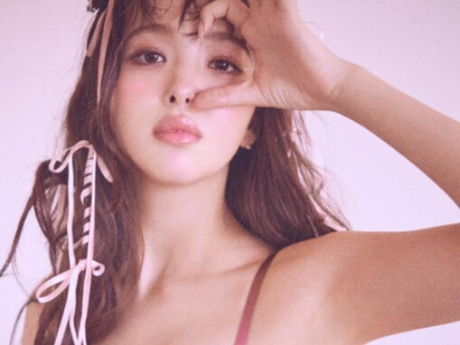 藤田ニコル、大胆脇見せポーズで谷間あらわに！ 美ウエスト＆太もも露出の黒ランジェリー姿も