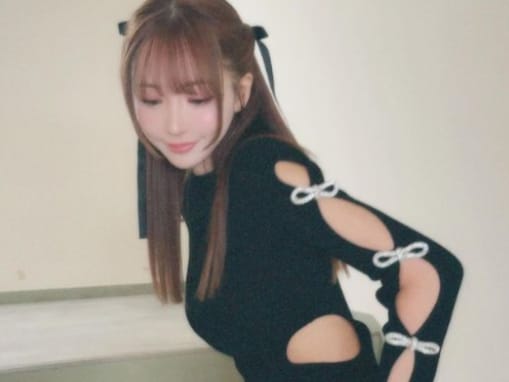 「流石にナイスバディ」三上悠亜、穴だらけセクシーワンピで美脚＆背中あらわに！ 「異次元の可愛いさ」