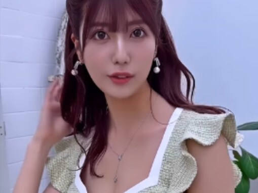 超人気インフルエンサー・阿部なつき、胸元ざっくり衣装から美谷間ちらり！ 「その胸元、最高」「スタイル抜群」