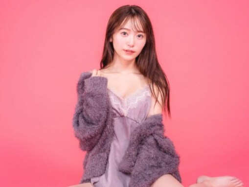 「エロい」現役上智大生・かとゆり、谷間ちらりなランジェリー姿を披露！ 「めちゃめちゃいい女」