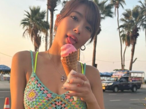 橋本梨菜、大胆水着でくびれ＆谷間あらわに！ タイでの開放的な姿に「アイスの舐め方エロくてイイ」の声も