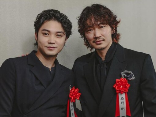 磯村勇斗、綾野剛との“サプライズ”2ショット公開！ 黒スーツ姿に「凄すぎる」「カッコ良すぎ」と反響