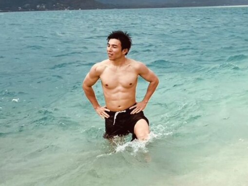 「里依紗も惚れるわ」中尾明慶、バキバキの腹筋あらわに！ 「脱いだらすごい」「バッキバキですやん」