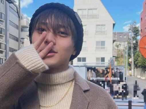 「本物が後ろに」キンプリ永瀬廉、「たまれん看板」の前にこっそり登場！ 「看板見にきてる方達ーッ」