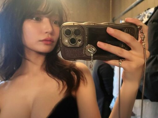 「片方のブラが…」似鳥沙也加、美乳あらわな鏡越しショット披露！ 「ゆる巻」ヘアにも賞賛の声