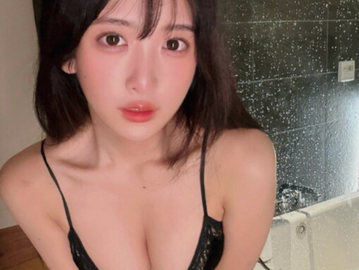 「たまらなくいい」真島なおみ、前かがみのランジェリーショットで谷間あらわ！ 「色っぽい姿勢」「最高」