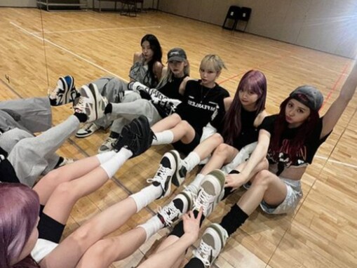 宮脇咲良、LE SSERAFIMの美脚を披露！ おなかあらわなヘソ出しコーデに「オーラが増している」と反響