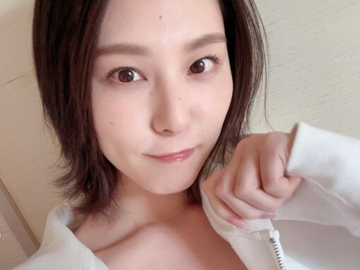 元乃木坂46・相楽伊織、谷間あらわな姿を披露！ 「透明感が半端ない」「うるうるした瞳が良すぎる」