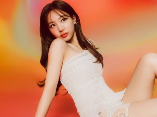 「超美⋯⋯」TWICE・ナヨン、太ももあらわな大胆ドレスショット公開！ 「ほんとに最高」「綺麗やわ～」