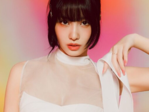 「えぐい！！」TWICE・モモ、谷間ちらりセクシー衣装にファン歓喜！ 「綺麗すぎる…」「可愛すぎる」