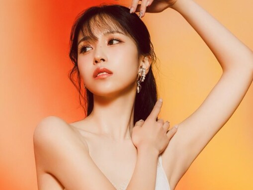 「女神やんまじで」TWICE・ミナ、脇見せ妖艶ショット！ 胸元ざっくりなドレス姿に「美しすぎる」と反響