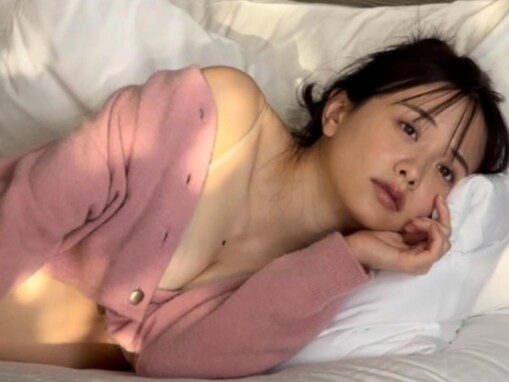 「かなりエロ過ぎる」元テレ東アナ・森香澄、ベッドの上で美乳ちらり！ 「めっちゃエッチ」「モデルみたい」