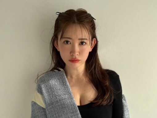 「色っぽい」小嶋陽菜、谷間ちらりな撮影オフショ！ 「ますます若返ってますなぁ」「見てるだけでシアワセ」