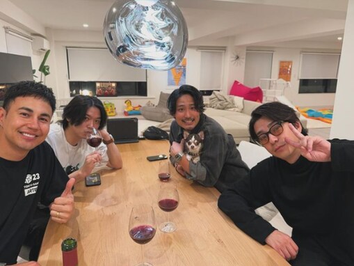 ユージ、三浦翔平ら“ごくせん仲間”と宅飲みショットに驚きの声「メンツも凄いけど、リビング広ーい!!」