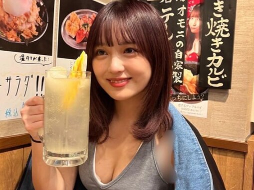 「おっぱいやん」あみち。、美谷間あらわな居酒屋ショット！ 「むちむちでエロい」「爆乳～サイコー」
