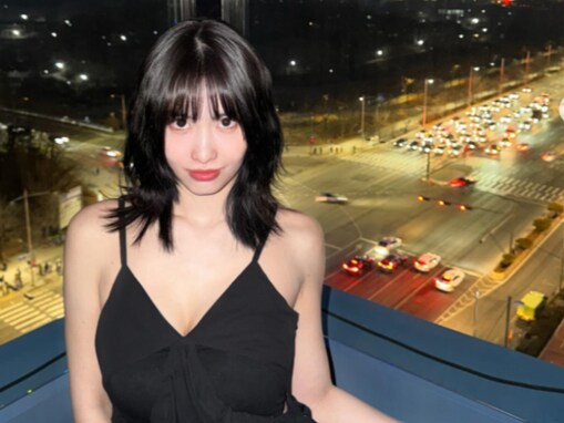 TWICE・モモ、谷間ちら見えな胸元ざっくりワンピ姿！ 「美しい女神に進化している」「お人形さんみたい」