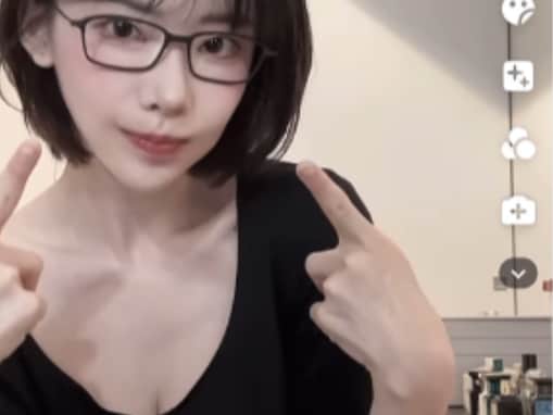 「ちょっと見えちゃった？」深田えいみ、谷間ちら見せダンスショット！ 「おっぱい大きい」「セクシー」