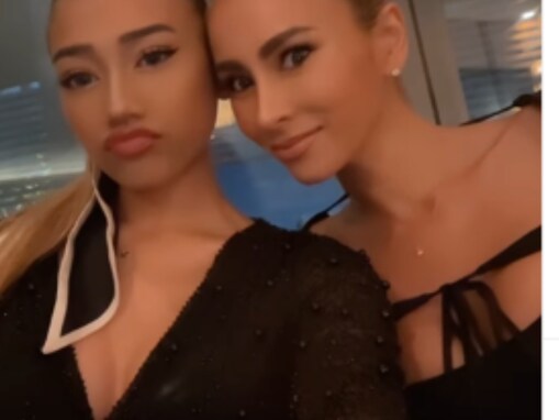 MALIA.、17歳美人娘と谷間ちらりなツーショット！ 「姉妹みたい」「めちゃくちゃ似てる」