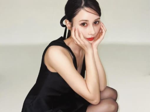 ダレノガレ明美、胸元ざっくりワンピで谷間ちらり＆美脚際立つ透け透けタイツ姿！ 色っぽい表情を浮かべる