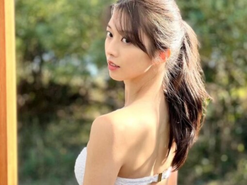 「ほとんどおしり出てる」牧野真莉愛、美背中＆お尻あらわなビキニ姿を披露！ 「色気がハンパない」