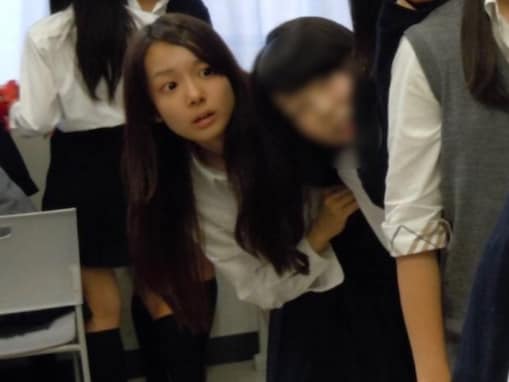 「絶対モテる」岡田紗佳、“眉毛剃りすぎ”JK時代の制服ショット！ 「もう十分出来上がってんじゃん」