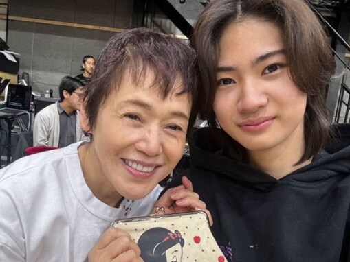 大竹しのぶ、市村正親のイケメン長男とツーショット！ 「ママそっくり！美しい」「素敵な青年に成長されて」