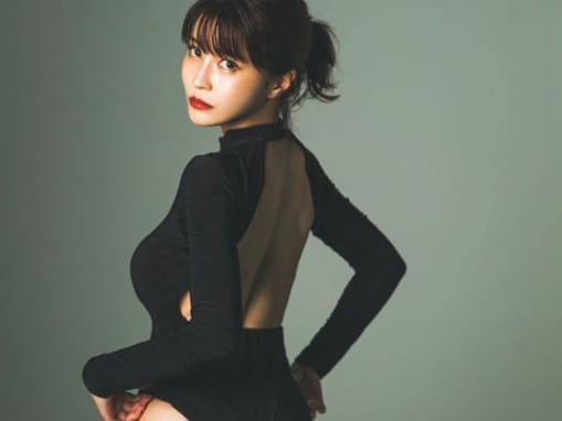 岸明日香、背中＆美尻あらわな姿で“情報解禁”！ 「素敵なヒップライン」「完璧女神過ぎてノックアウト」