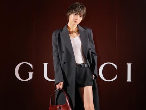 上野樹里、圧巻美脚あらわな超ミニ丈ショーパン姿！ 谷間もちらりで「凄すぎて三度見」「みていいの？」